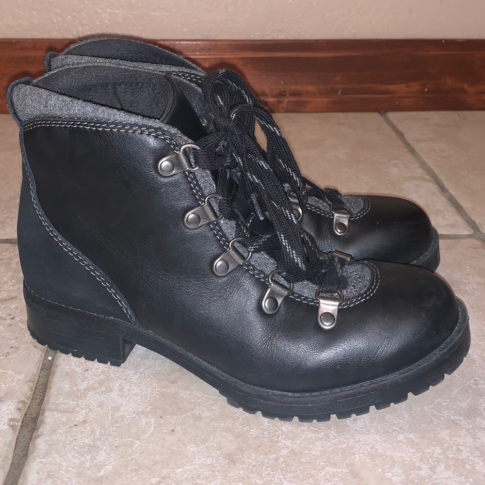 Size 6.5 Clarks boots
